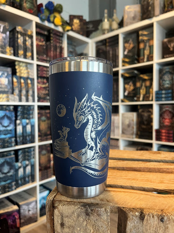 Das Produktbild zeigt einen Tumbler mit einem aufrecht sitzenden Drachen, welcher seine Klauen auf ein aufgeschlagenes Buch legt. Vor ihm ist ein Stapel Bücher, auf dem ein weiterer, kleiner Drache sitzt. Im Hintergrund ist ein kleiner Mond abgebildet.